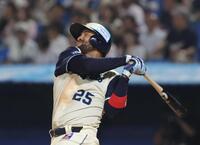 ６回、サンタナは右中間にソロを放つ（撮影・佐々木彰尚）