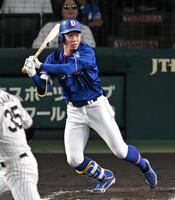 ５回、左前打を放つ岡林（撮影・飯室逸平）