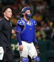 ８回、石伊は高橋宏の投球を腕に受けベンチに戻る（撮影・山口登）