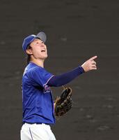９回、坂本を右飛に打ち取り声を上げる高橋宏（撮影・立川洋一郎）