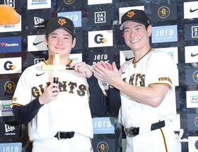 １０勝目を挙げ、松本（右）から祝福される竹丸（撮影・西岡正）