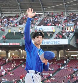 ５勝目を挙げ、ファンの声援に応える尾形（撮影・北村雅宏）