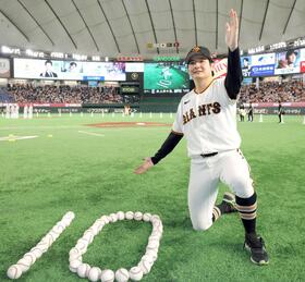 　１０勝目を挙げ、笑顔でポーズを決める竹丸（撮影・西岡正）