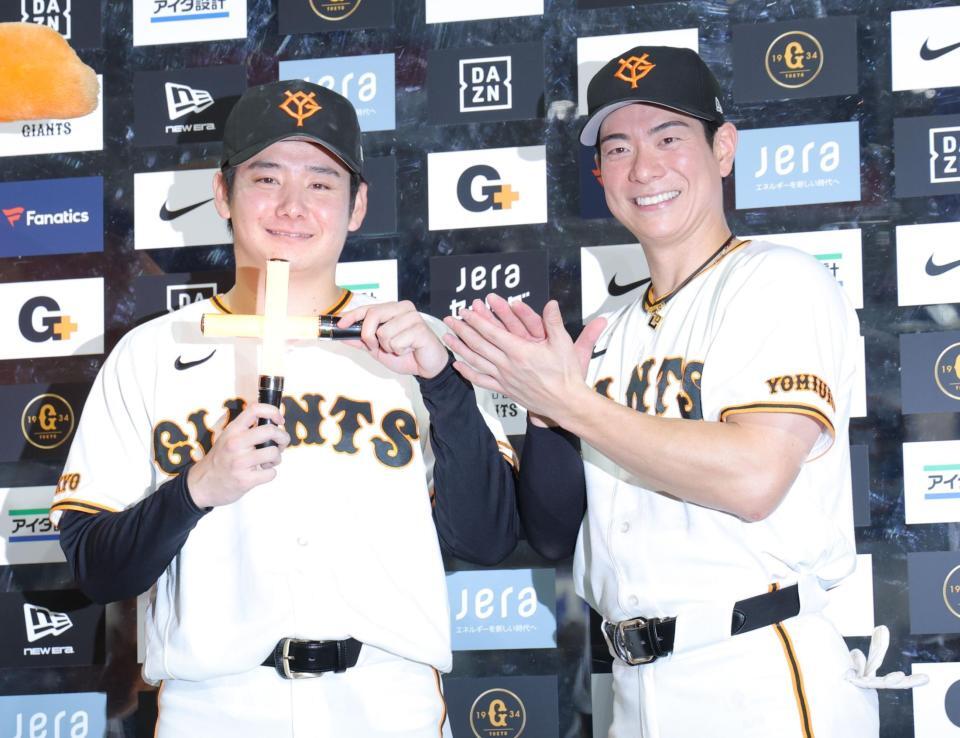 １０勝目を挙げ、松本（右）から祝福される竹丸（撮影・西岡正）