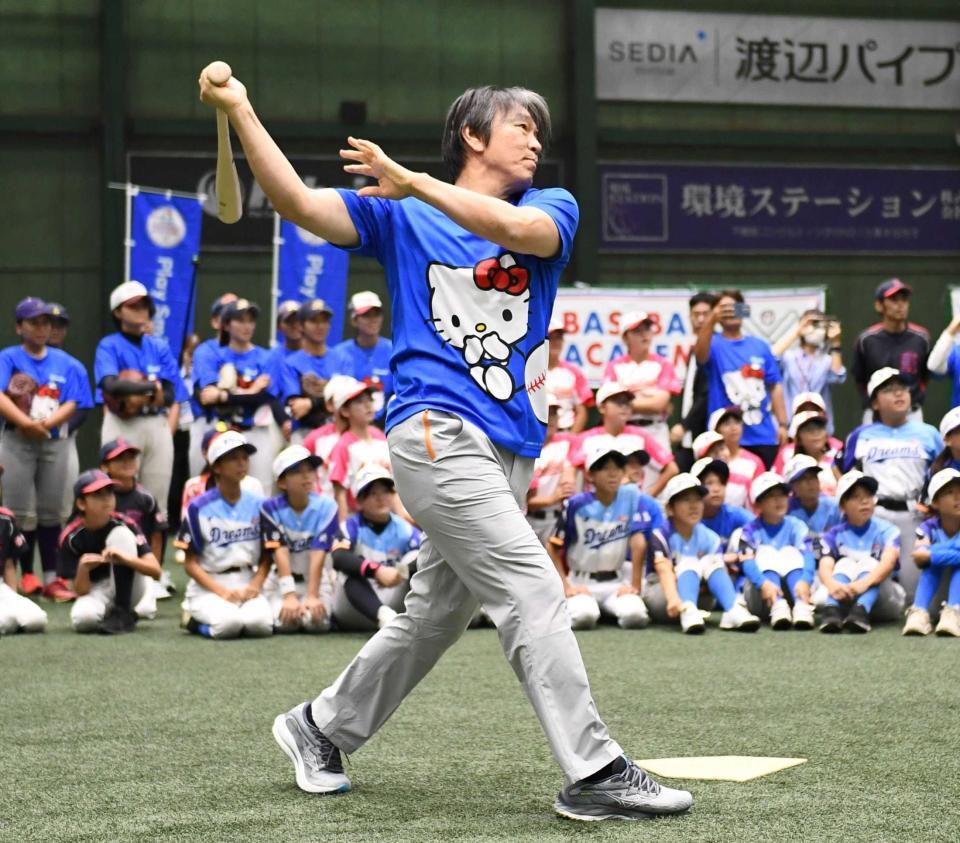 　子どもたちに打撃を披露する松井秀喜氏（撮影・園田高夫）