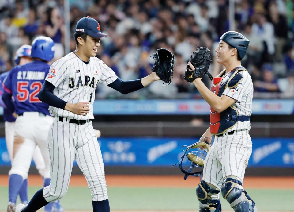 　３回、ピンチを切り抜けタッチを交わす織田（左）と山田（共同）