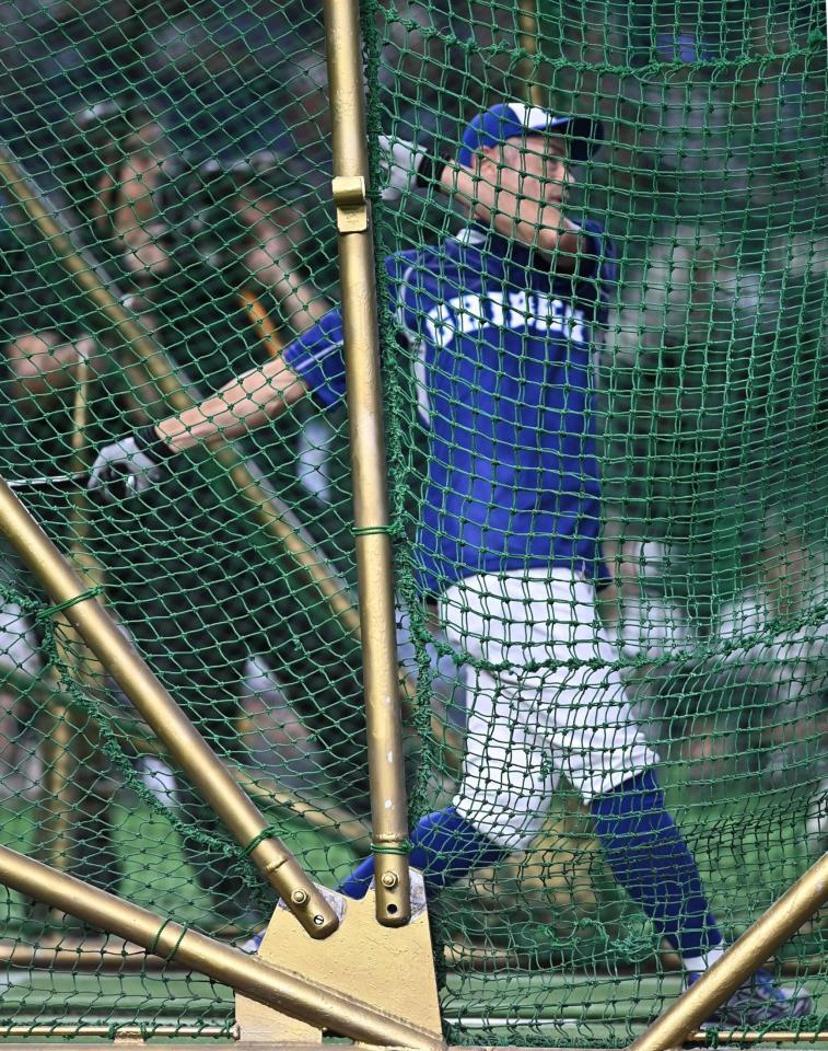 フリー打撃で快音を響かせるイチロー氏（撮影・開出牧）