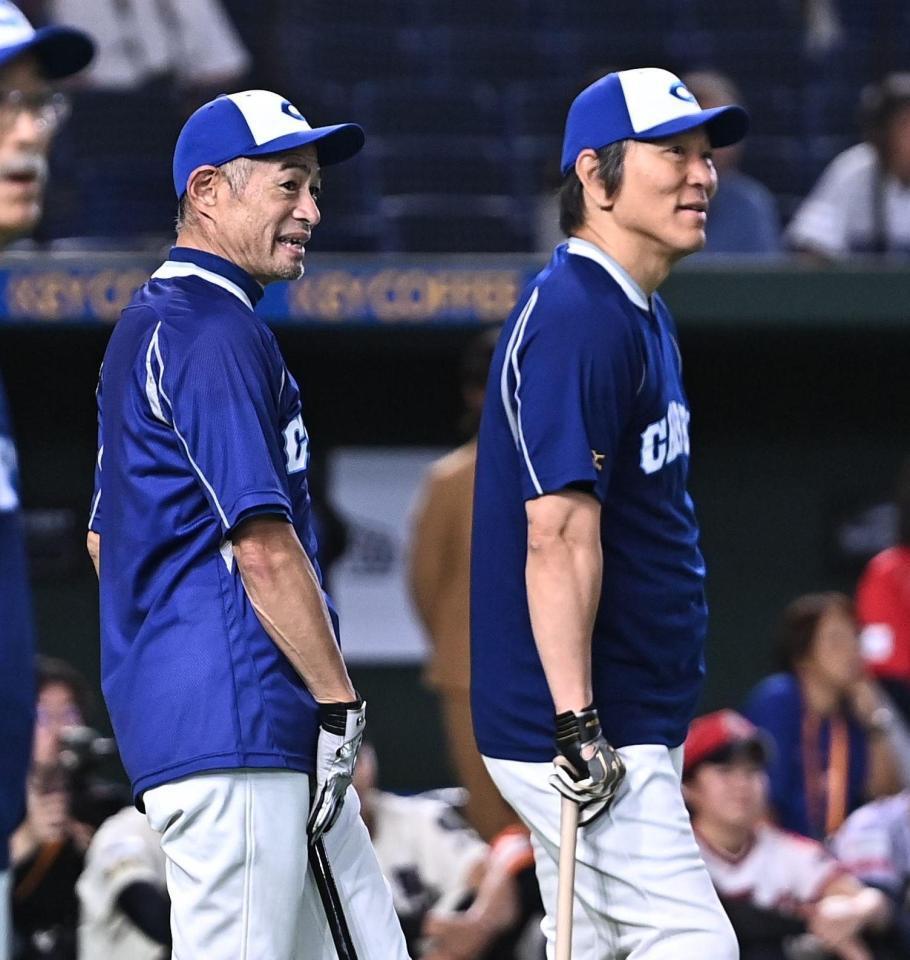 フリー打撃の合間に談笑するイチロー氏（左）と松井秀喜氏（撮影・開出牧）