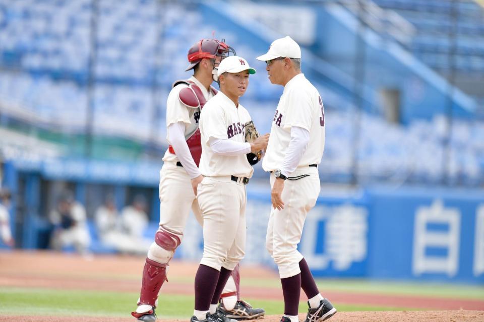 九回、マウンドに向かいアドバイスする（右）早大・小宮山悟監督（撮影・千葉大輝）