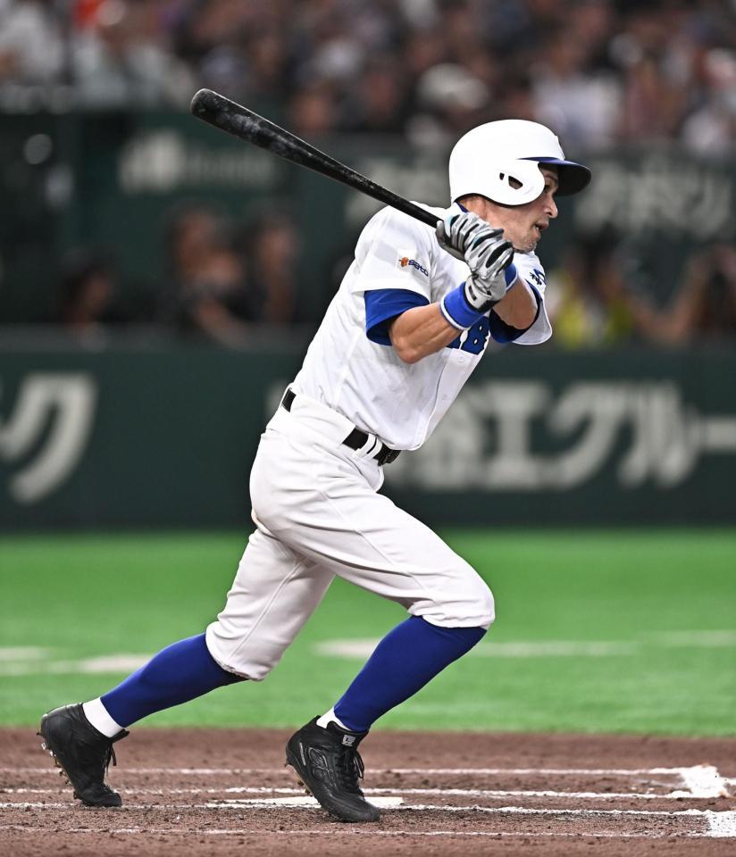 ８回、右前打を放つイチロー氏（撮影・開出牧）
