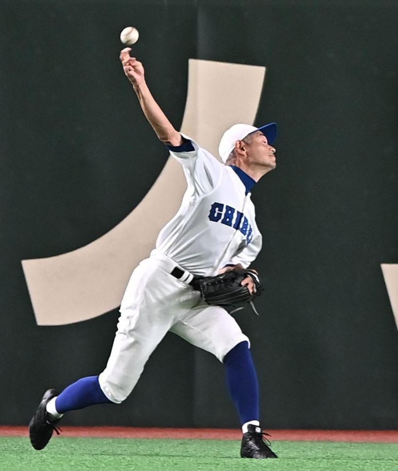 登板前に外野で遠投するイチロー氏（撮影・開出牧）