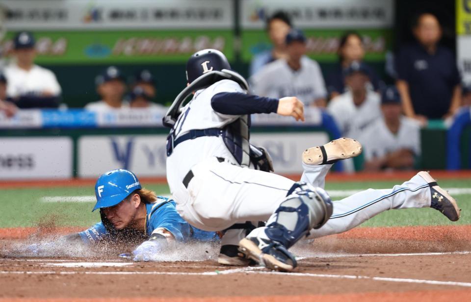 ２回、進藤の２ランスクイズで生還した二走・水野（捕手・小島）＝撮影・中島達哉