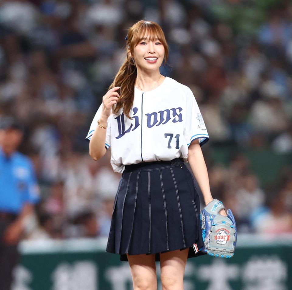 始球式を務める佐藤夏希（撮影・中島達哉）