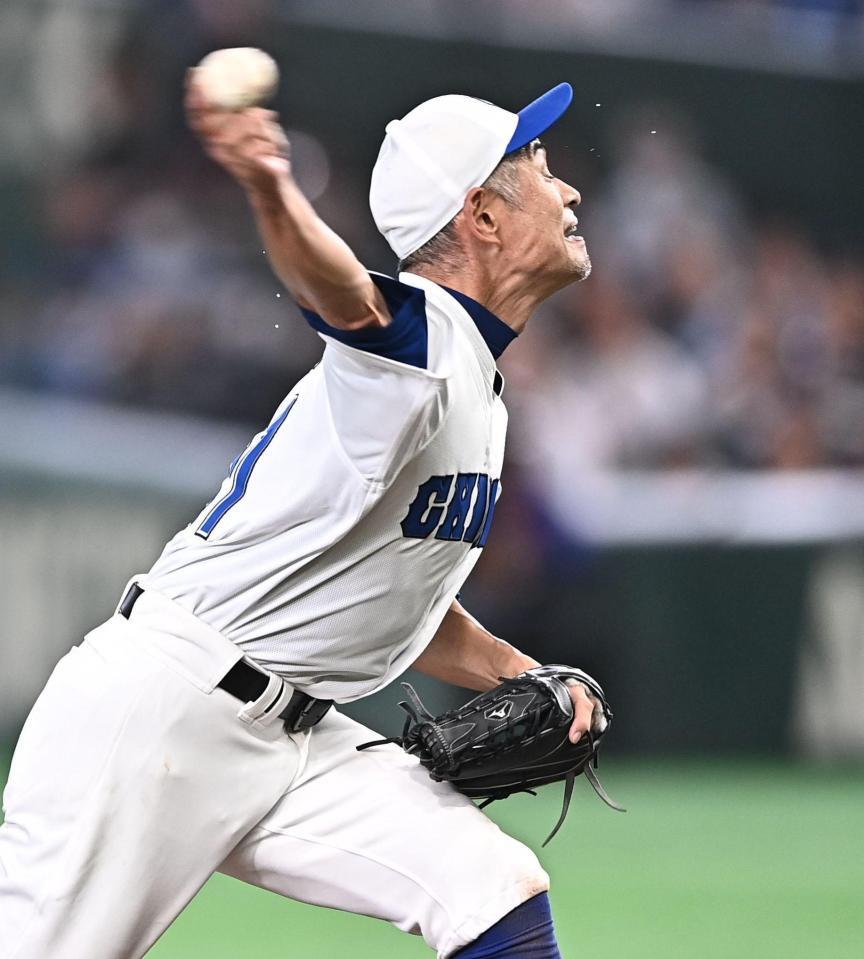 汗を飛ばしながら力投するイチロー氏（撮影・開出牧）