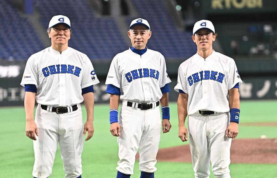 試合後に肩を並べポーズを決めるＫＯＢＥ　ＣＨＩＢＥＮの（左から）松井秀喜氏、イチロー氏、松井稼頭央氏（撮影・開出牧）