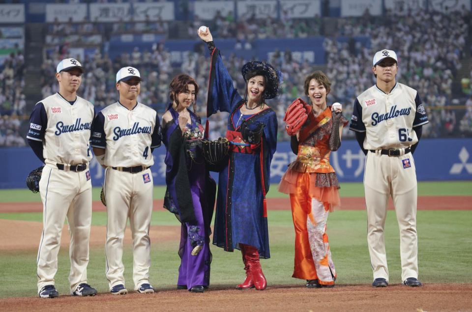 セレモニアルピッチを務めた（左から３人目から）高島礼子、藤原紀香、剛力彩芽（撮影・佐々木彰尚）