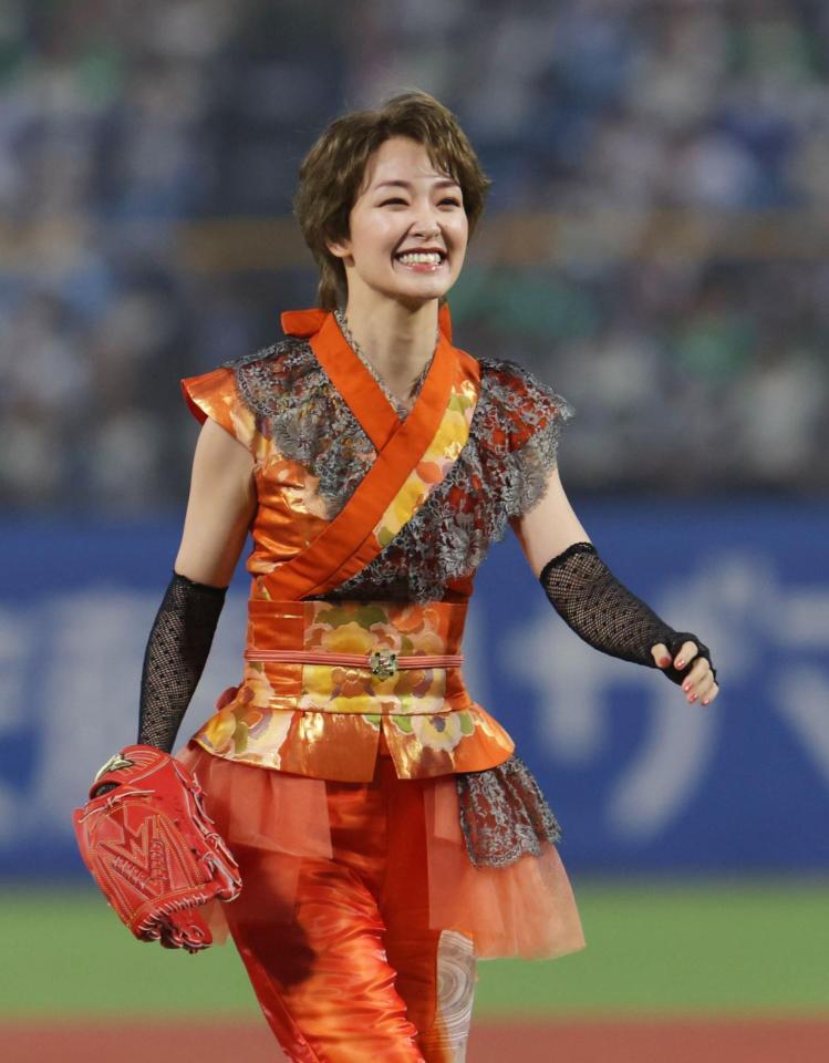 セレモニアルピッチを務めた剛力彩芽（撮影・佐々木彰尚）