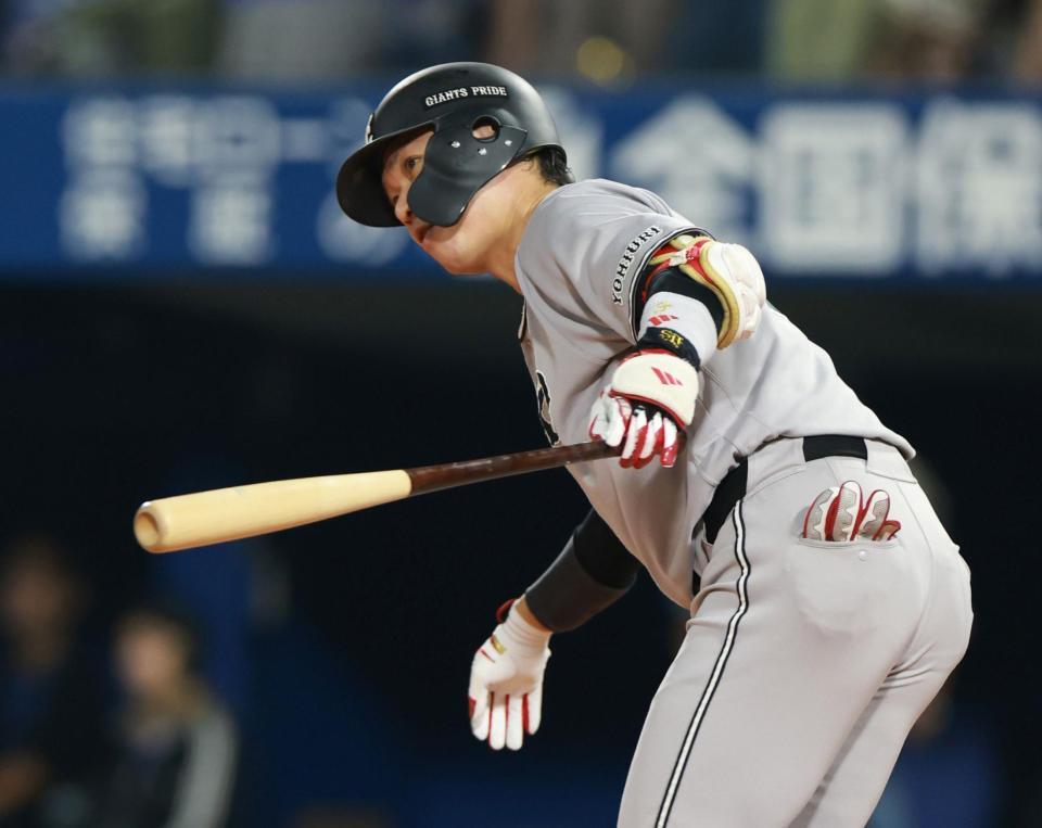 ４回、左前打を放つ坂本勇（撮影・伊藤笙子）