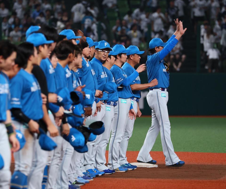 今季ベルーナドームでの最終戦を終え、スタンドのファンにあいさつする新庄監督（右）らナイン（撮影・中島達哉）