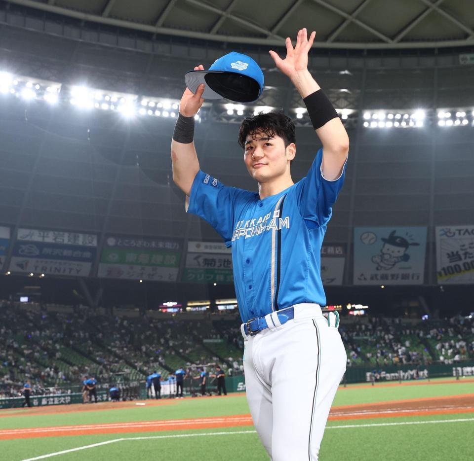 スタンドのファンの歓声に応える清宮幸（撮影・中島達哉）
