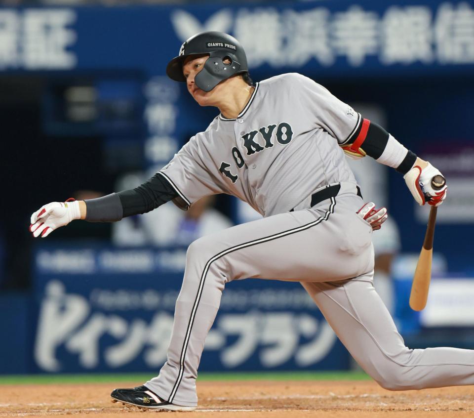 ４回、左前打を放つ坂本勇（撮影・伊藤笙子）