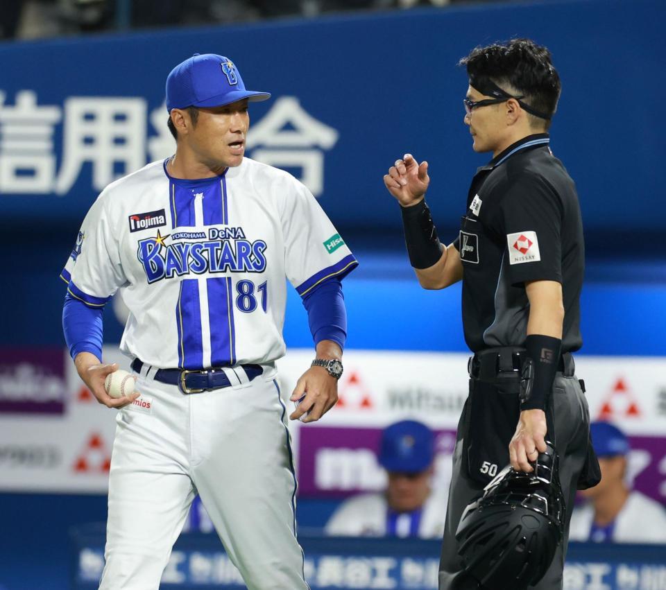 ７回、球審に交代を告げる相川監督（左）＝撮影・伊藤笙子
