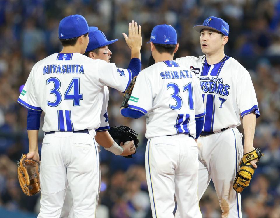 佐野恵太（右）の満塁弾などで快勝したＤｅＮＡナイン（撮影・伊藤笙子）