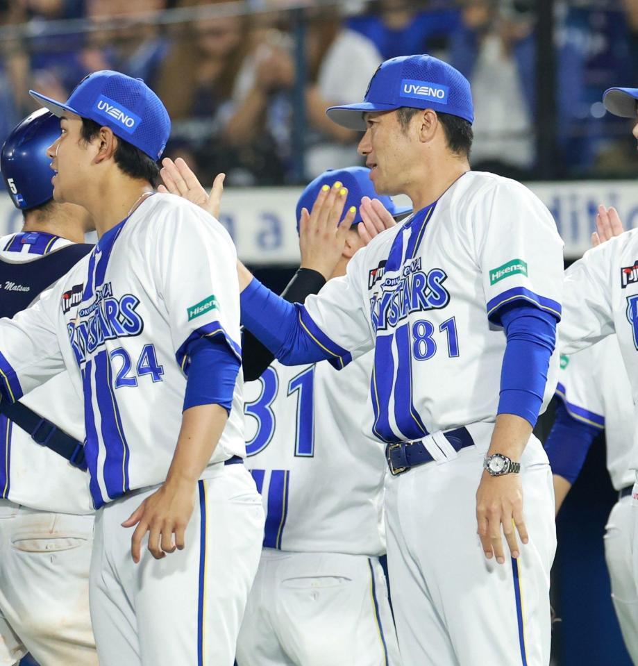 巨人に快勝し、ナインとハイタッチする相川監督（撮影・伊藤笙子）