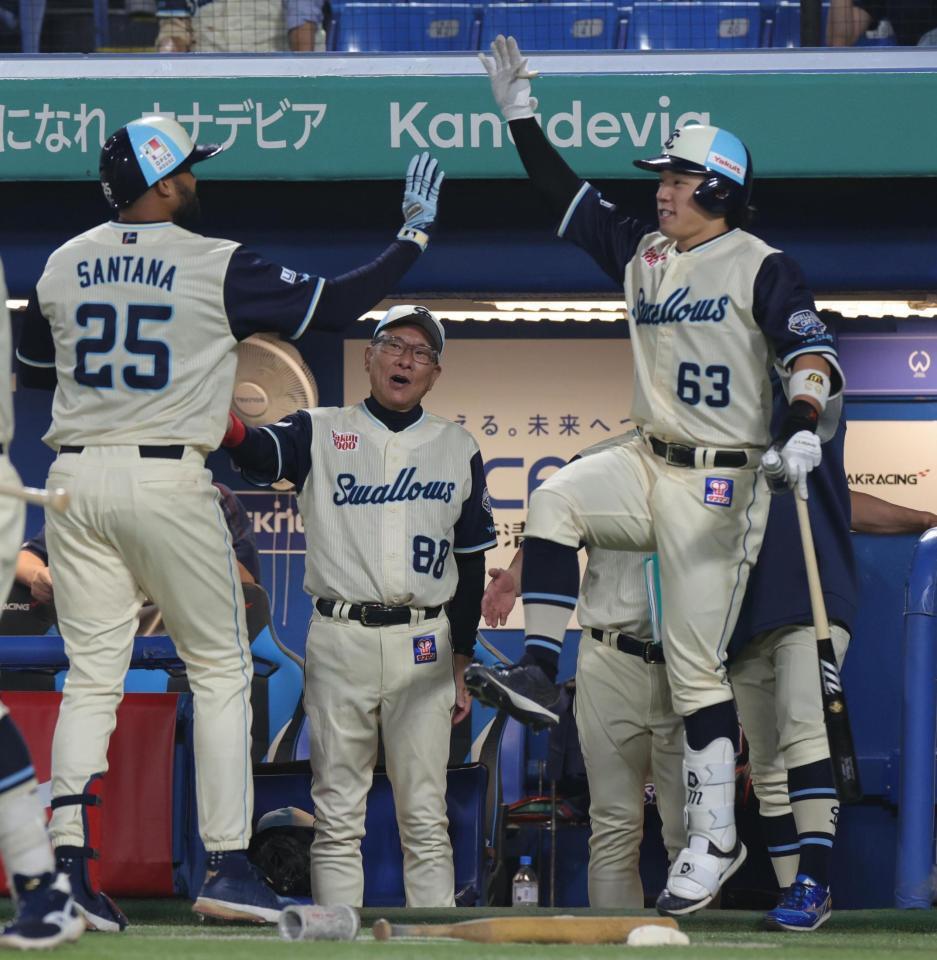 ６回、右中間ソロを放ったサンタナを出迎える池山監督（撮影・佐々木彰尚）