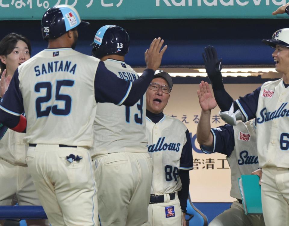 ４回、２ランを放ったオスナを出迎える池山監督（撮影・佐々木彰尚）