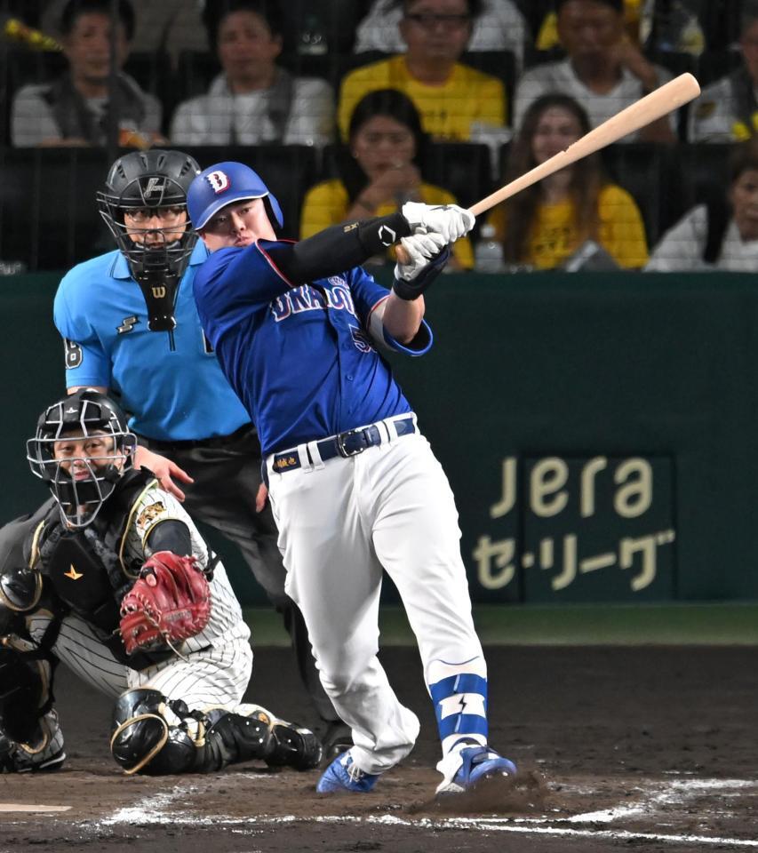 １１回、先制打を放つ細川（撮影・飯室逸平）