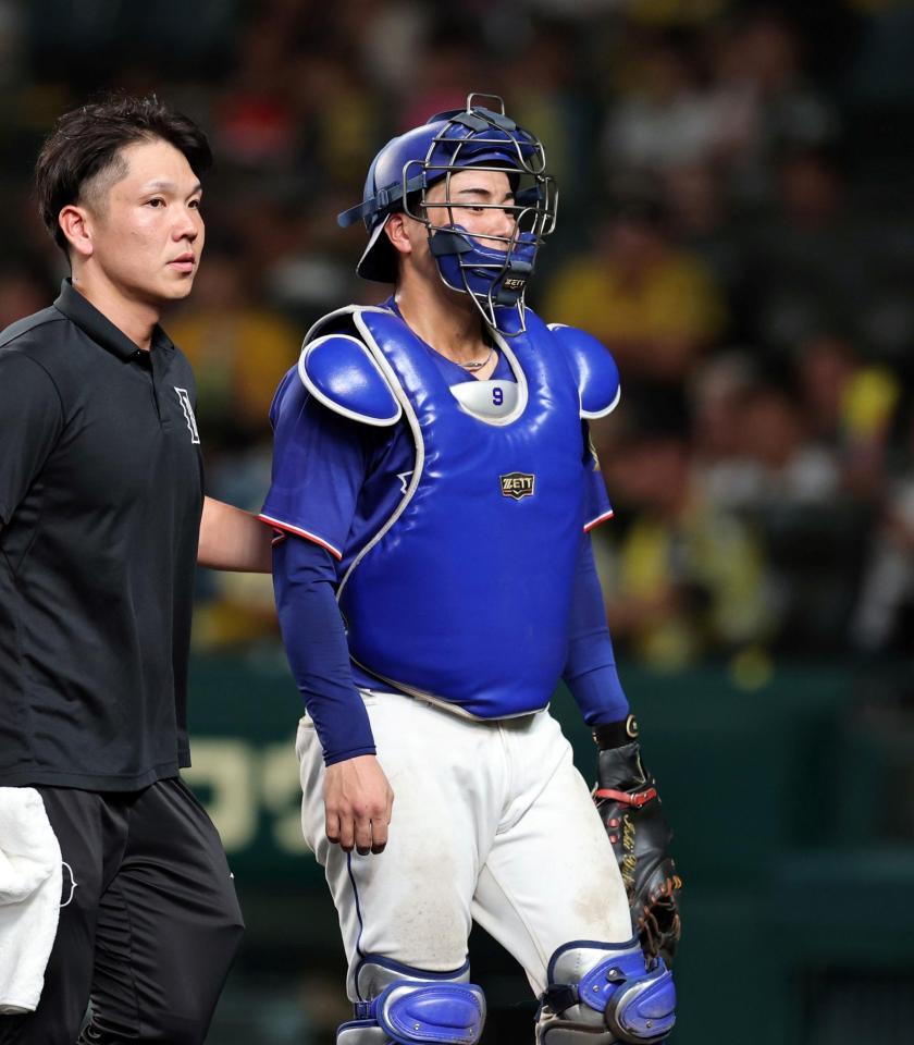 ８回、石伊は高橋宏の投球を腕に受けベンチに戻る（撮影・山口登）