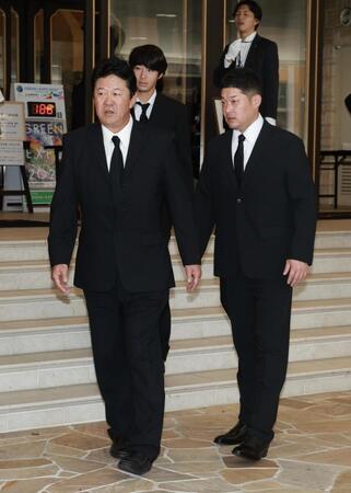 お別れの会に出席した（左から）ＤｅＮＡ・鈴木コーチ、度会、筒香（撮影・伊藤笙子）