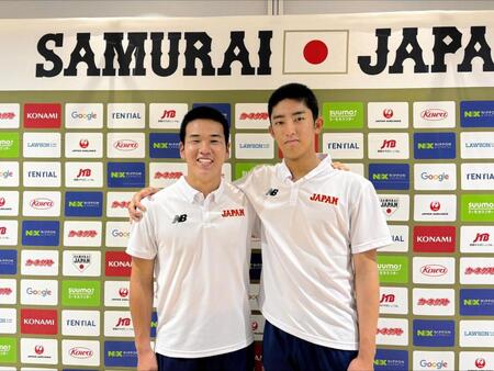 帰国し笑顔を見せる横浜・小野（左）と織田