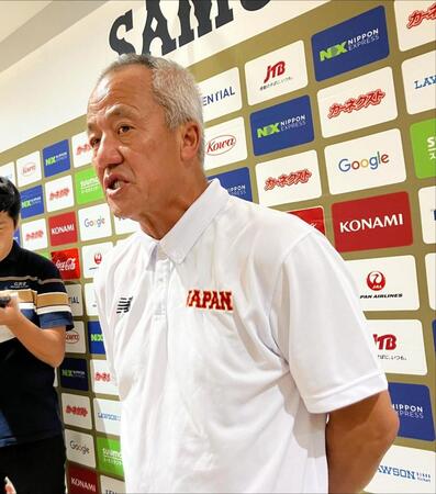 帰国し、囲み取材で思いを語る岡田監督