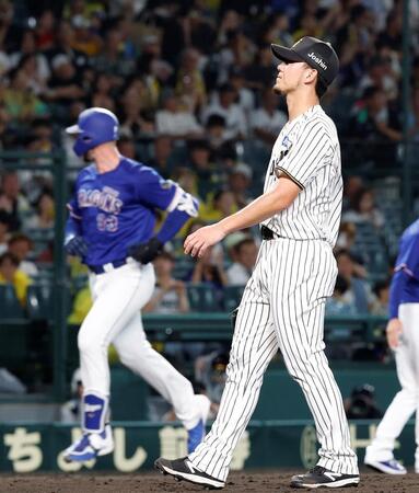 ５回、マラー（左）に２ランを浴びた伊藤将（撮影・西田忠信）