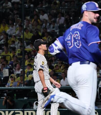 ５回、マラー（手前）に２ランを許す伊藤将（撮影・田中太一）