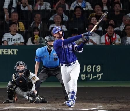 ９回、左越えに２点適時二塁打を放つマラー（撮影・山口登）