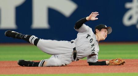 １０回、蝦名のハーフライナーを好捕する二塁手の浦田（撮影・伊藤笙子）