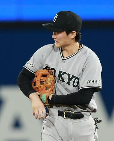 １０回、蝦名のハーフライナーを好捕した際、手を気にする二塁手の浦田（撮影・伊藤笙子）