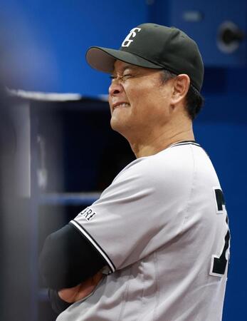 １２回に勝ち越せず、悔しさをにじませる橋上監督代行（撮影・伊藤笙子）