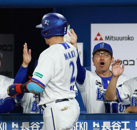 １回、右越えソロを放った牧（左）を迎える相川監督（撮影・伊藤笙子）