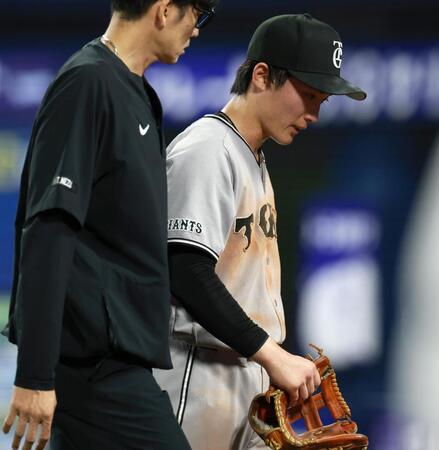 １１回、一度守備につくもベンチへ下がる浦田（右）＝撮影・伊藤笙子
