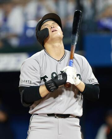 １１回、見逃し三振に倒れ、天を仰ぐ中山（撮影・伊藤笙子）
