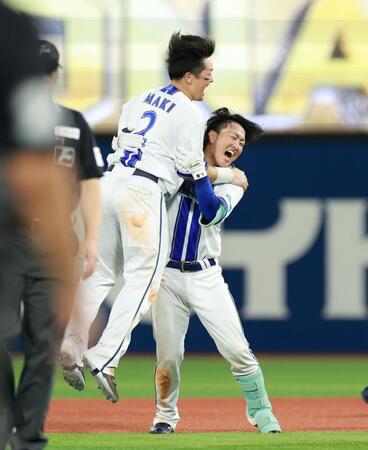 １２回、サヨナラ勝ちを決め、牧（左）と喜ぶ古市（撮影・伊藤笙子）