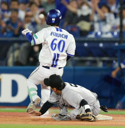 １２回、古市（右）の犠打でマルティネスの送球を取れず、後ろにそらす二塁手の門脇（撮影・伊藤笙子）