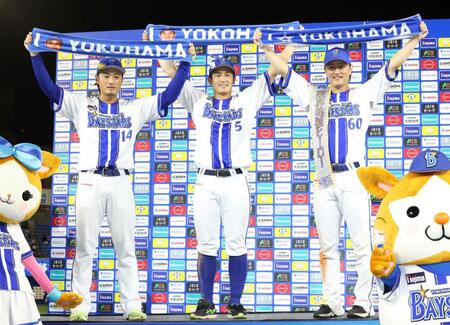 お立ち台で笑顔を見せる（左から）石田健、松尾、古市（撮影・伊藤笙子）