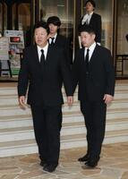 お別れの会に出席した（左から）ＤｅＮＡ・鈴木コーチ、度会、筒香（撮影・伊藤笙子）
