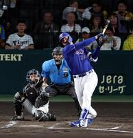 ５回、バックスクリーンに２ランを放つマラー（撮影・山口登）