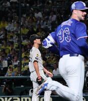 ５回、マラー（手前）に２ランを許す伊藤将（撮影・田中太一）